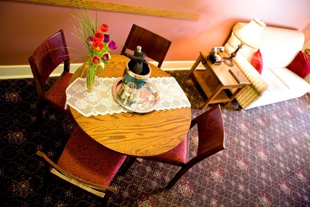 Selkirk Hotel Edmonton Room photo